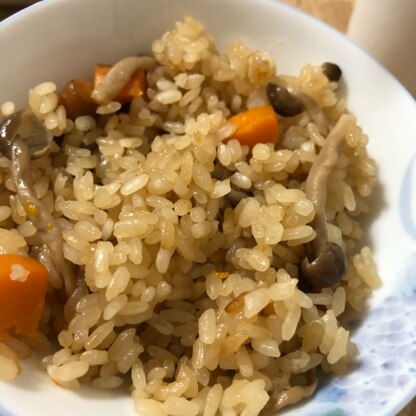 家にある調味料で作れたのが有難かったです。パラパラした感じの炊き込みご飯になりました。味はしっかりしてて美味しくできました。